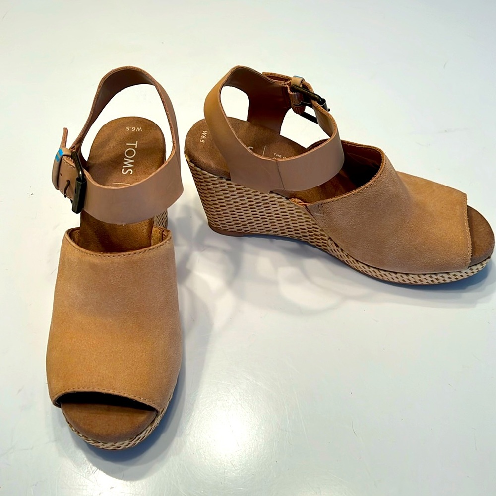 TOMS wedge sandal Tan size 6.5